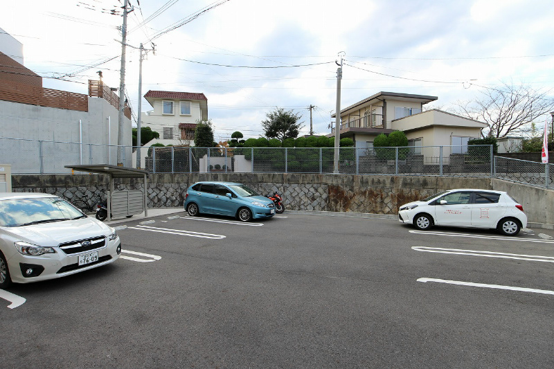 グランメゾン 駐車場も敷地内にあるので愛車も安心ですね。
