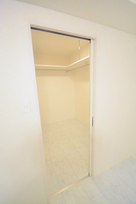 Bay Side Asano 大容量のウォークインには成人男性が１０人以上入る広さです。