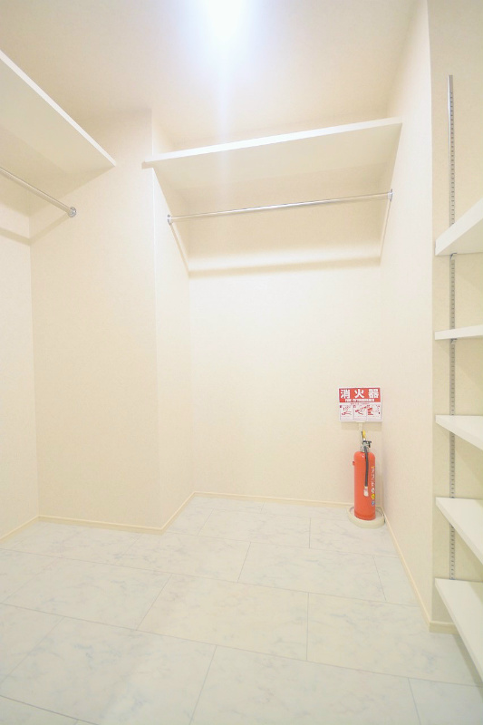 Bay Side Asano ウォークイン シューズ クローゼットの全貌です。