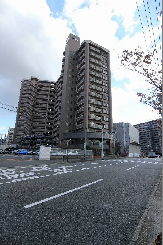 スーパーも目の前。