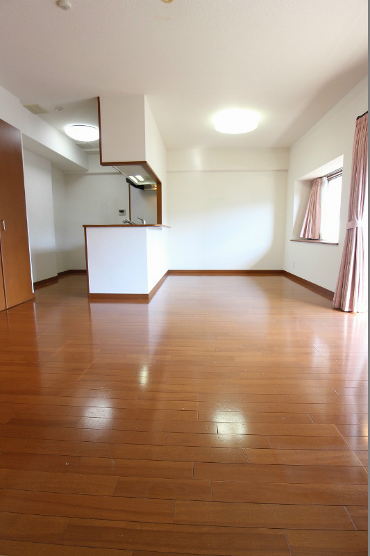 サンライフ大手町 日当たりの良いリビング。