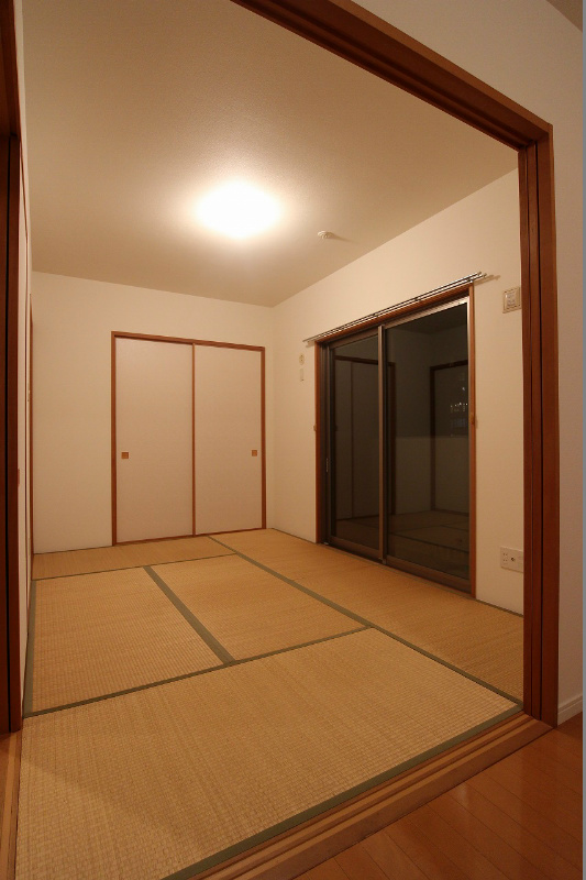 シャトレ大手町　S棟 和室があると落ち着きますね。収納もバルコニーもあります。