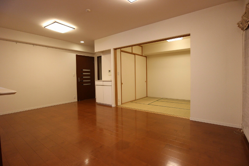 リビオ 大手町 グランエンブレム 広々LDKです。キッチンが中に入り込むのが良いですね。