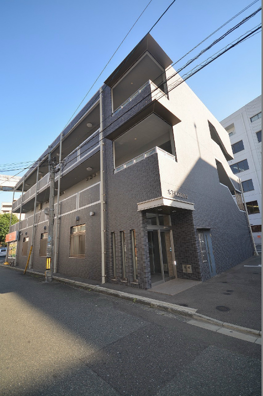 3階建ての鉄筋コンクリート造の物件です。エレベーター付き。