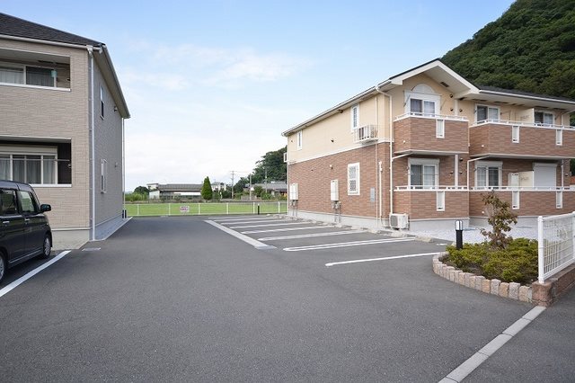 ラ・リヴィエール B棟 駐車場