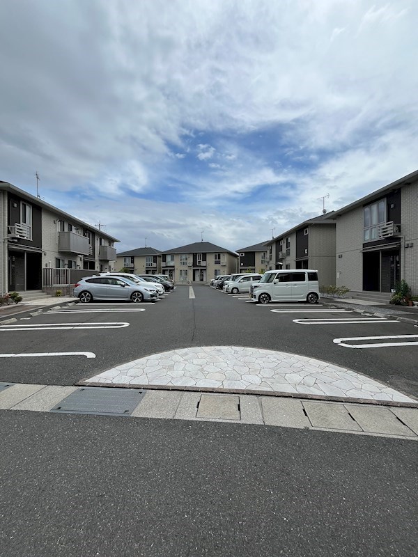 ヴィルヌーブ相坂 E棟 駐車場