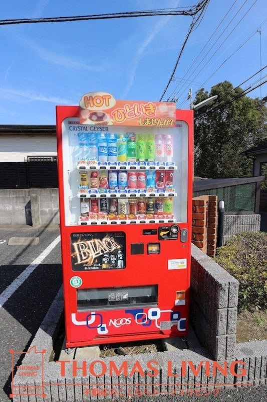 フォーレスなかま D棟 敷地内に自動販売機があります。