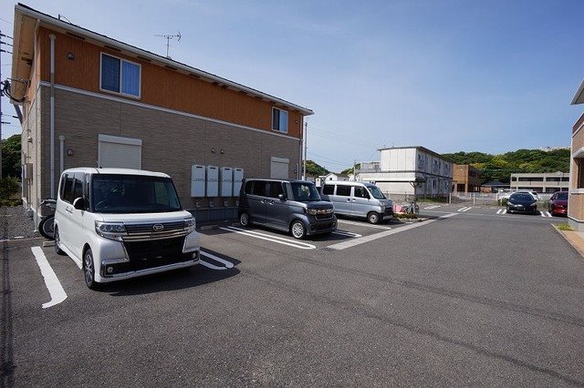 サングレイス B棟 駐車場