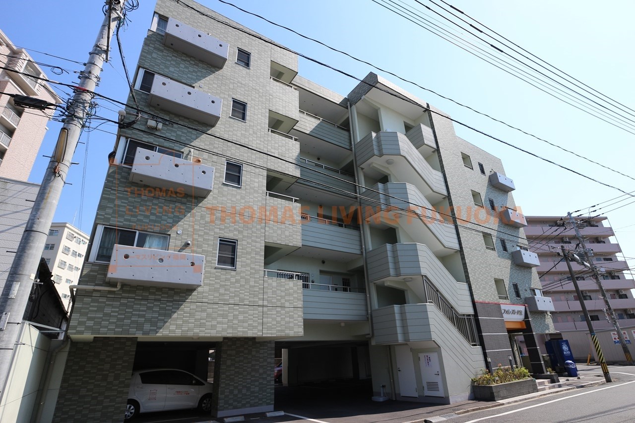第60川崎ビル  屋根付駐車場も有ります。