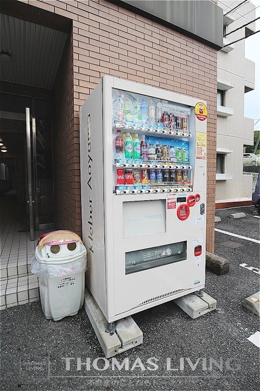 クレベール青山 エントランス部分に自動販売機があり夜などにお飲み物が欲しくなった時もコンビニまで行く必要がありません