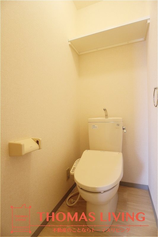 ロワイヤルT・N Ⅱ 収納棚・温水洗浄便座付きのトイレです。