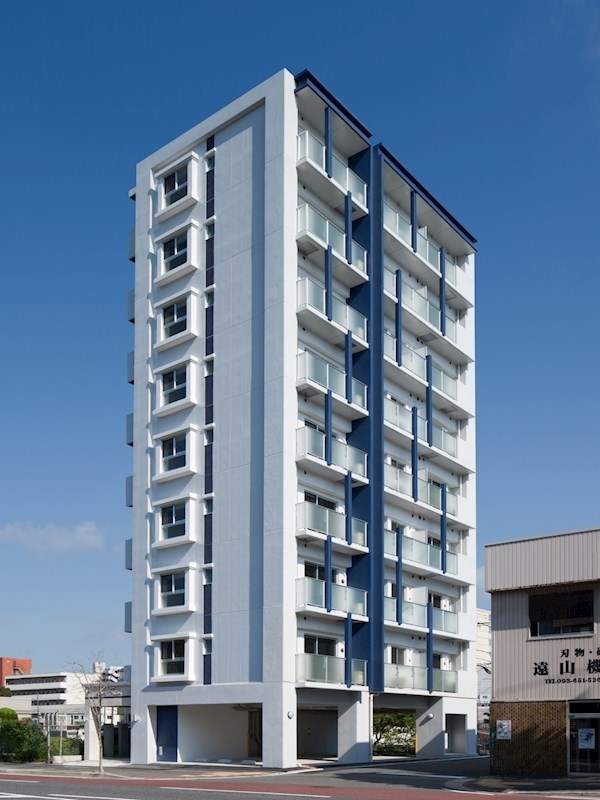 青い外観が清々しく人気のマンションです。