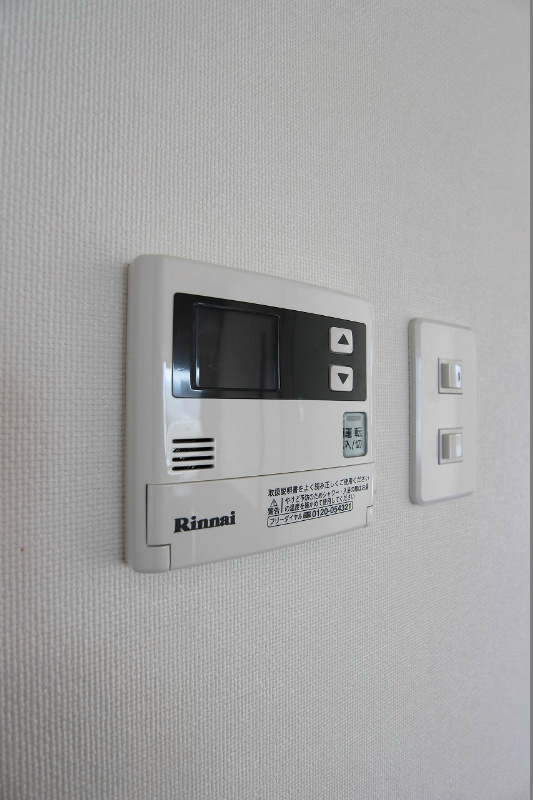 アンテス上到津  温度調整や追い焚き操作が出来る給湯器です。