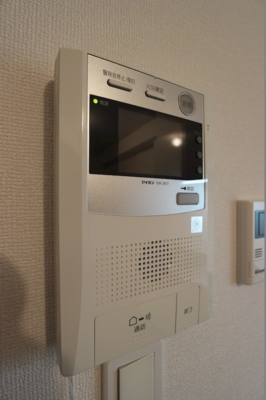 GRAVIS  来客者の確認が出来て安心のモニター付きインターホンです。