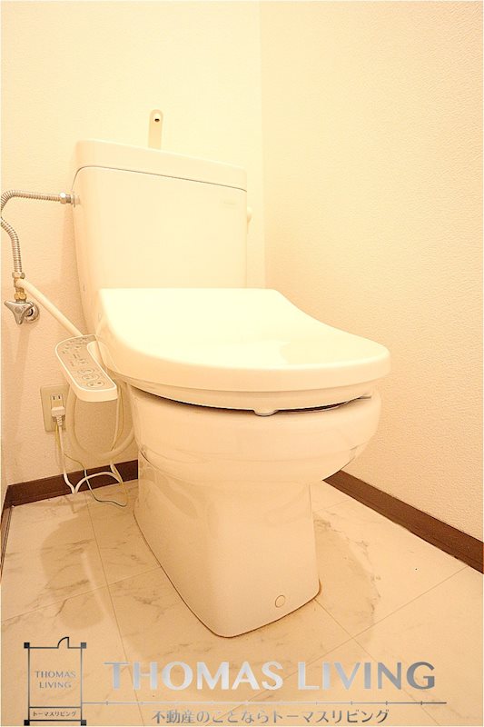 ヴィラ・サンロイヤル B棟  温水洗浄便座付きのトイレです。