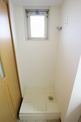 ウイングス三萩野 室内の洗濯機置き場です。