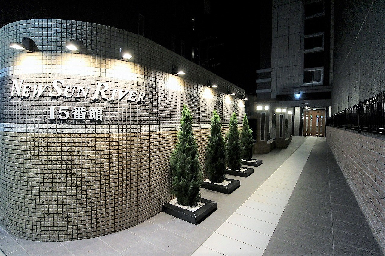 ニューサンリバー15番館 大通りからエントランスまでの通路です。
