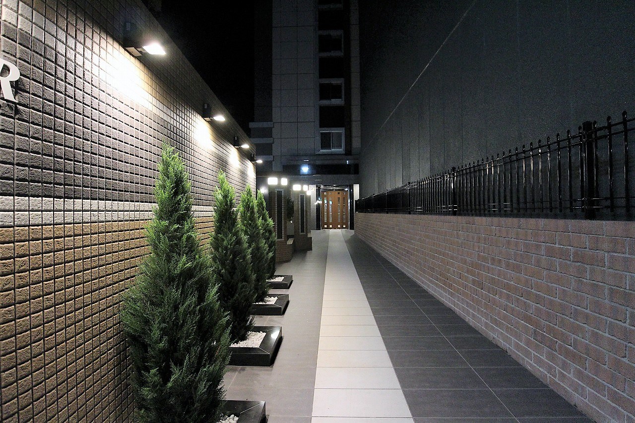 ニューサンリバー15番館 大通りからエントランスまでの通路です。