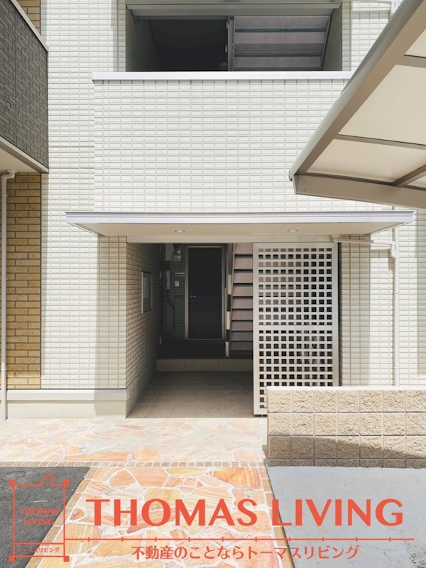 D-room西小倉 各世帯の玄関は中に入り込み屋根付きの廊下になっています。