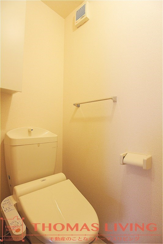 アヴェニュー西神原  ウォシュレットもついており、収納もあるのでトイレットペーパーもトイレ内に置けます。