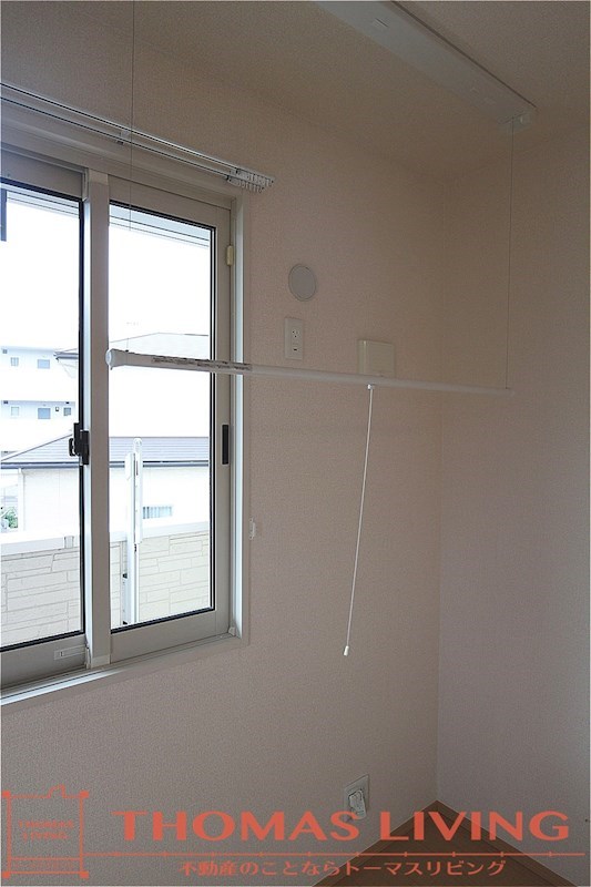 アヴェニュー西神原  室内干し用の竿が天井についておりひもを引っ張るだけで出したり、直したりとできます。