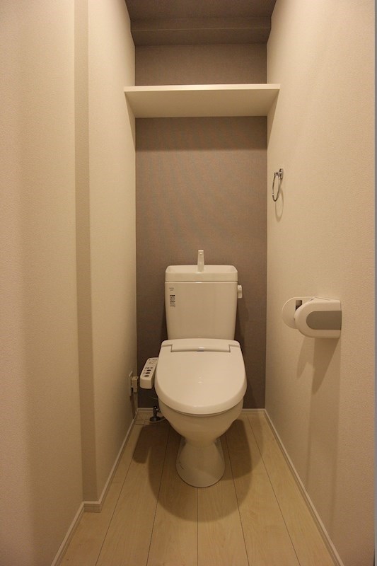 レジナスイート田町 温水洗浄便座も設置された清潔感のあるトイレです。