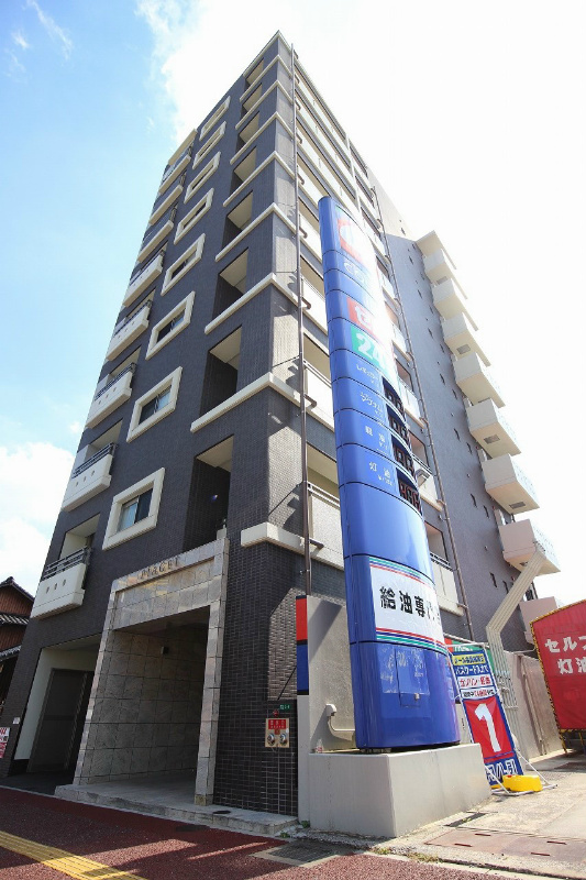 天まで伸びそうなお洒落な外観です。