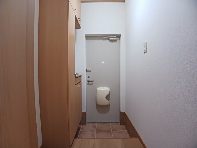 スリーワンスリーヒルズE 玄関