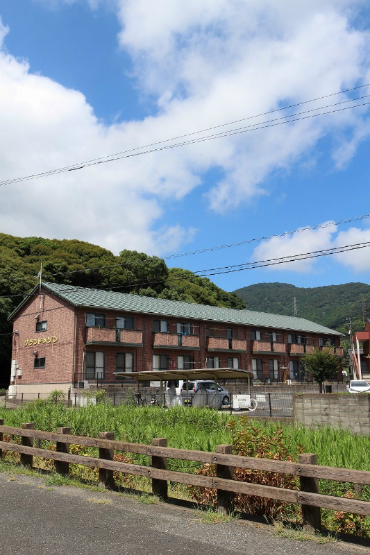 グランドメゾン 緑豊かな住宅地にあるアパートです。