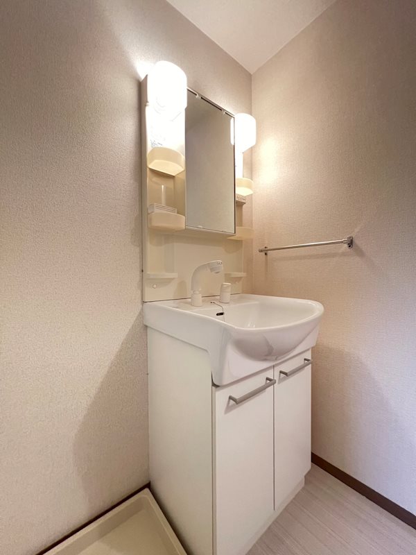 ラーク福江　A棟 ※別号室の写真です。シャンプードレッサー付きです。