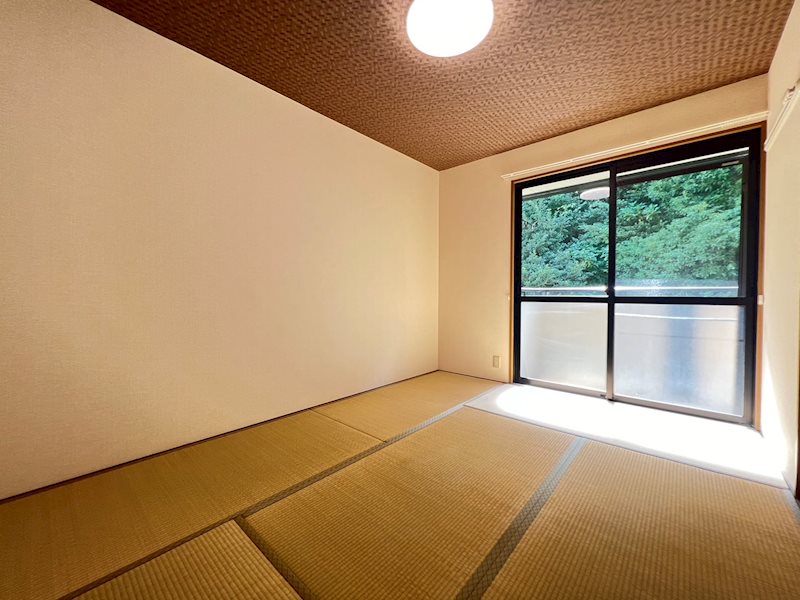 ラーク福江　A棟 ※別号室の写真です。日当たりの良い寝室。