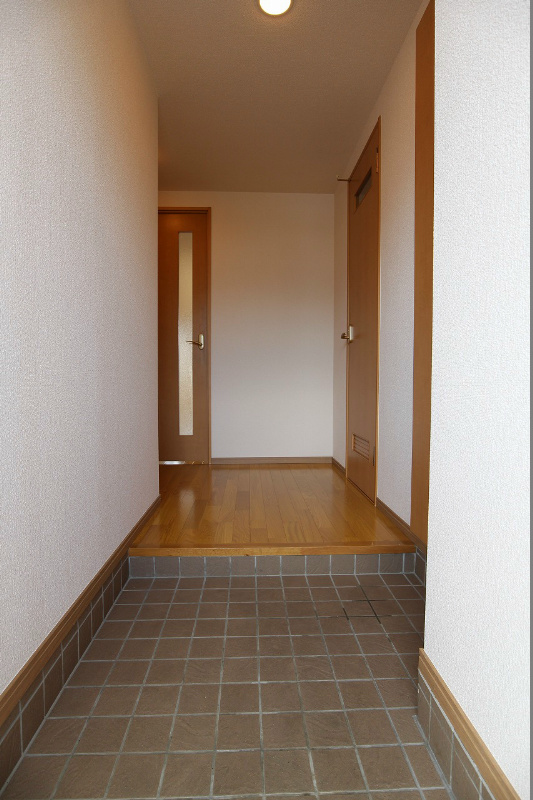 ニューシティアパートメンツ南小倉 Ⅰ 広い玄関。
