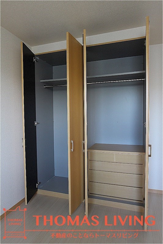 ヴィラージュ新木屋瀬 収納にはタンスが備え付けです。