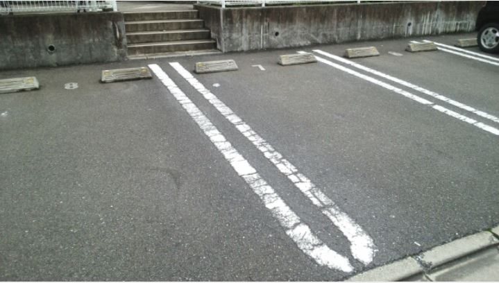 ジュネス馬場 A 広めで停めやすい、駐車場のお写真です。