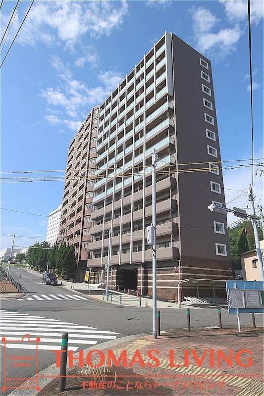 レジデンス枝光  暗めの色の外観で高級感があります。