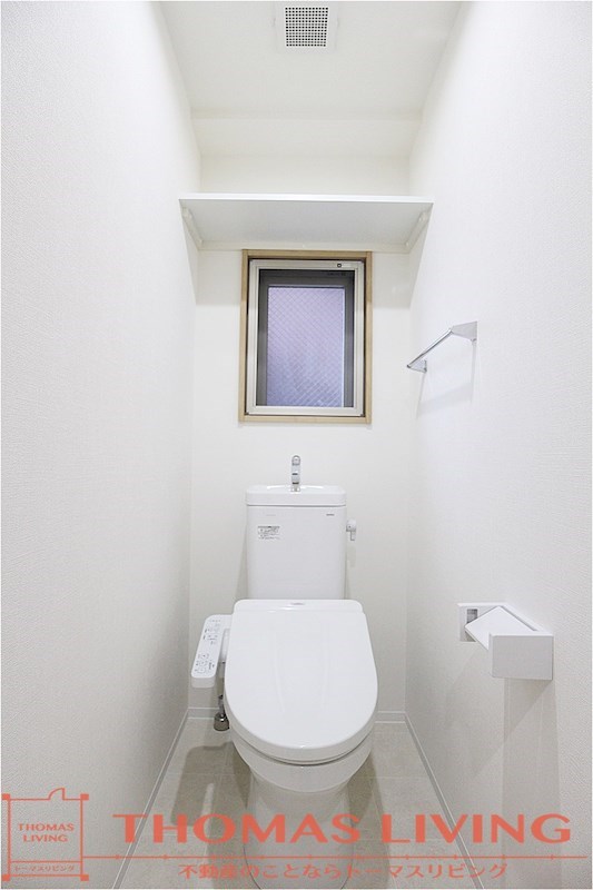 レジデンス枝光  温水洗浄便座が付いており、後方にトイレットペーパーなどが置ける棚が備わっております。