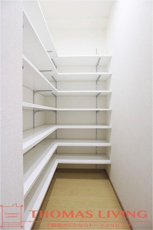 レジデンス枝光  靴がお好きな方でも余るほどの収納数があります。