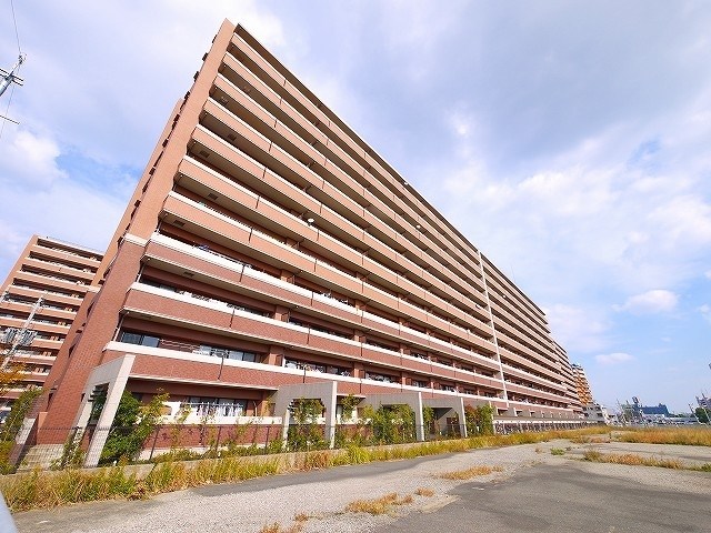 戸畑駅前の分譲マンションです。