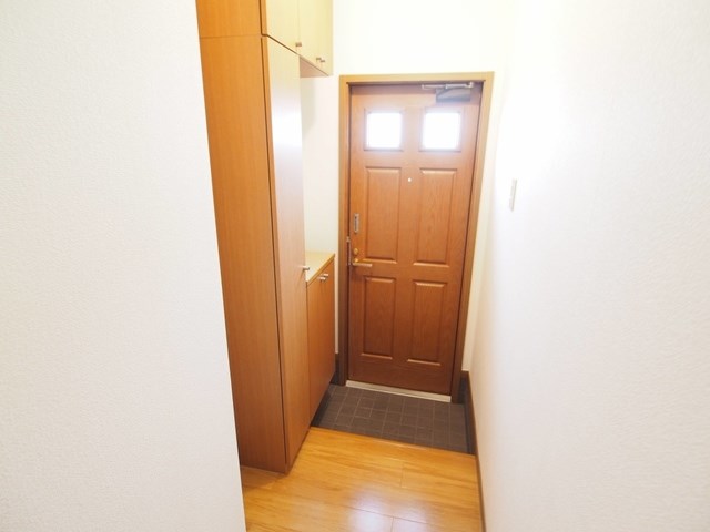 ハイラーク中の原 C棟  玄関収納があります。