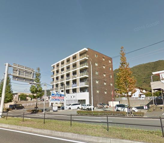 バス停まで徒歩5分のオートロックマンションです。