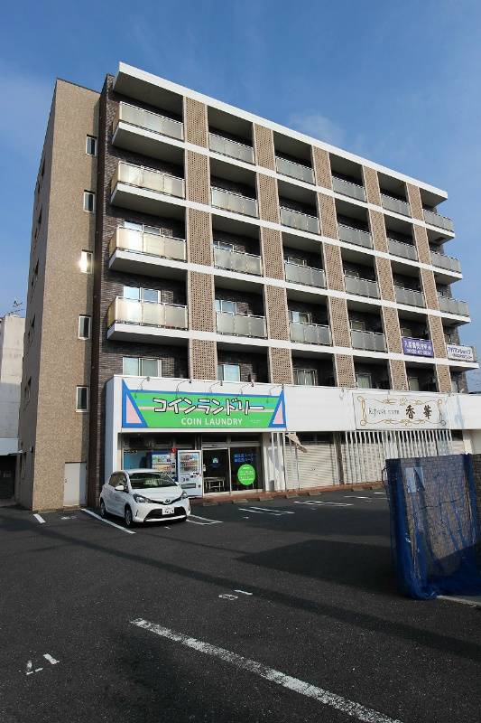 寿山ビル  １階にはコインランドリーも入っています。