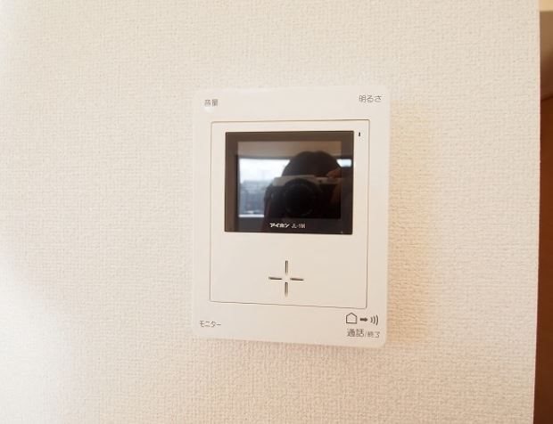 ジュネス モニター付きインターホンです。