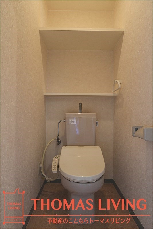 グランビュー華 収納棚があるトイレです。
