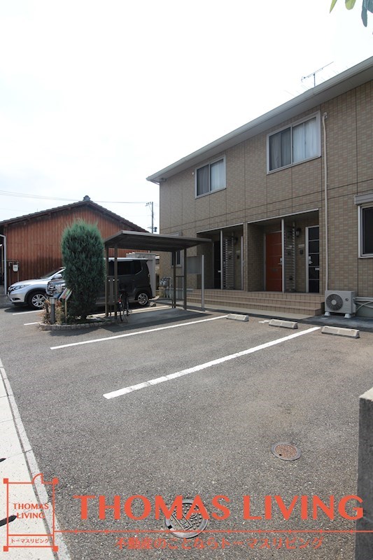 ヴァレーレ　若園 建物裏にも駐車場あります。