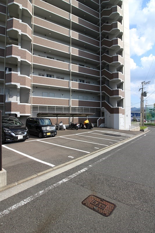 ミラドール F  敷地内の駐車場。