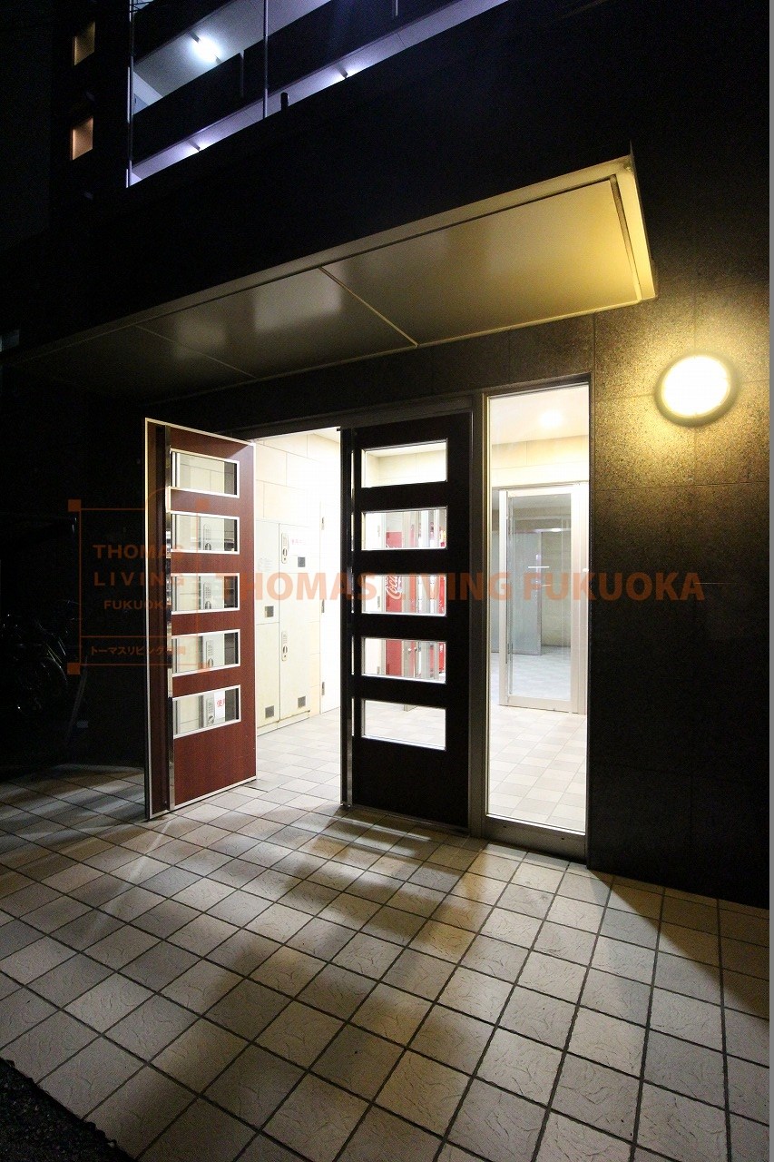 MDI SERENO JIYUGAOKA 夜でも明るいエントランスです。