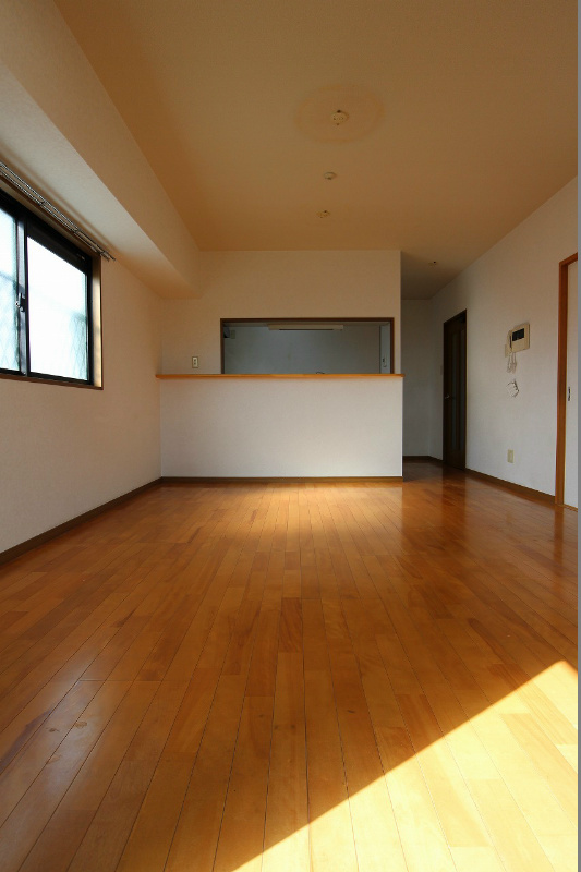 アネーロあそう リビング　角部屋、３面採光の室内が魅力的です。