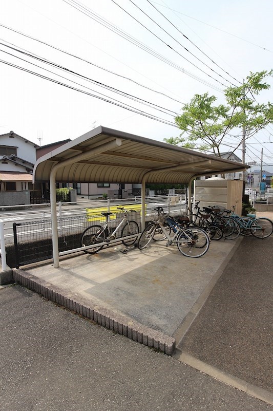 ベルデュール中曽根　A棟 敷地内に駐輪場あります