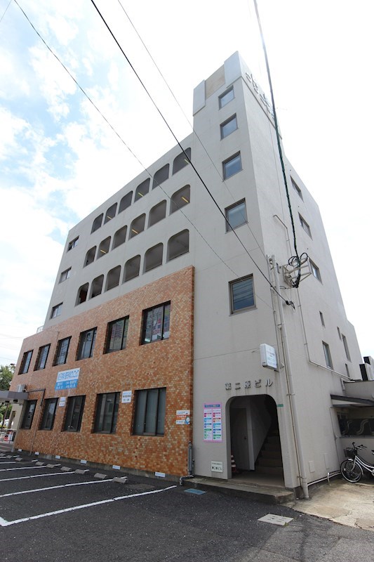 下曽根駅のすぐ隣にある建物です。