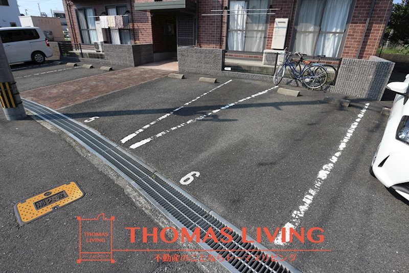リビングタウン浅川 B棟  敷地内駐車場完備です。